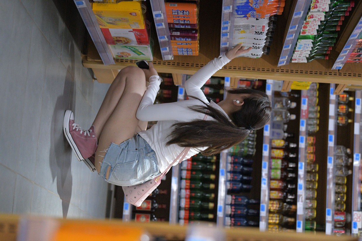 图片[5]-紧身牛仔短裤骑自行车的漂亮女孩【588P】00053-多米街拍