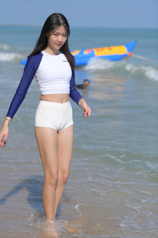 海边玩耍的蓝白上衣热裤女孩【161P】J0848-多米街拍