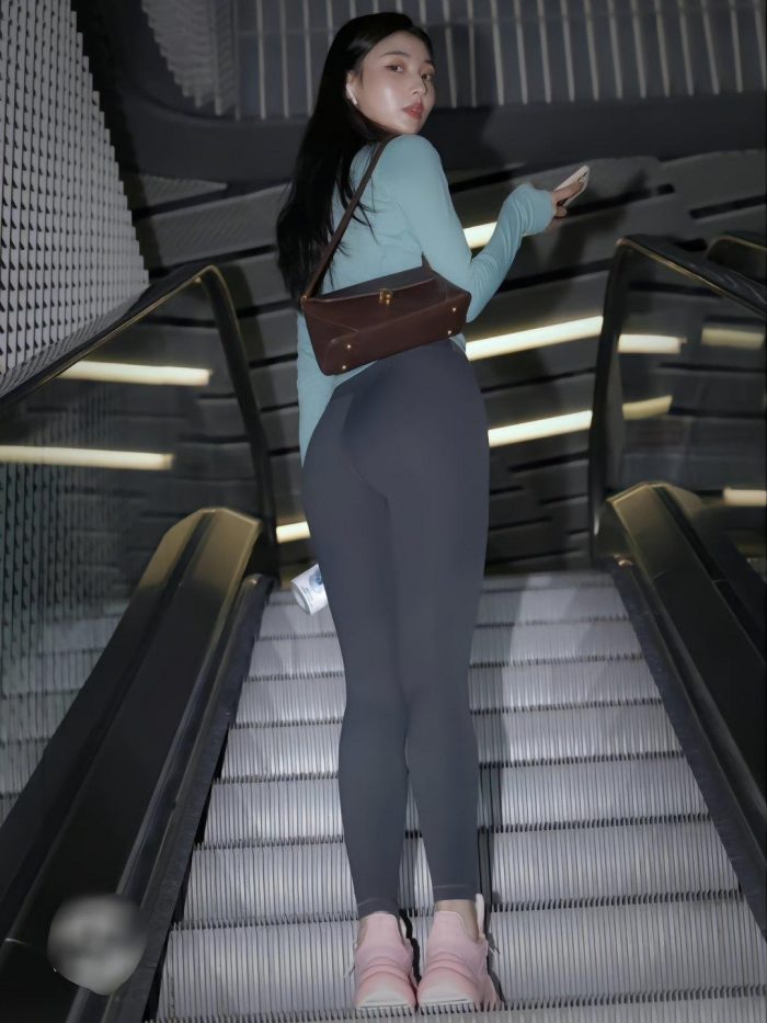 晚上逛商场的瑜伽裤漂亮女孩J2244 225P2V-15.1GB-多米街拍