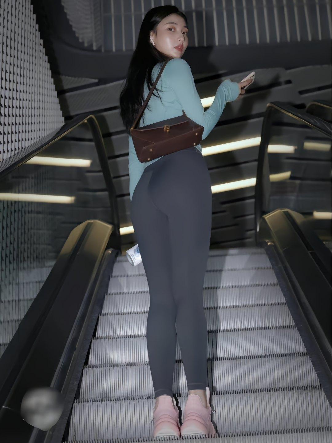 图片[1]-晚上逛商场的瑜伽裤漂亮女孩J2244 225P2V-15.1GB-多米街拍