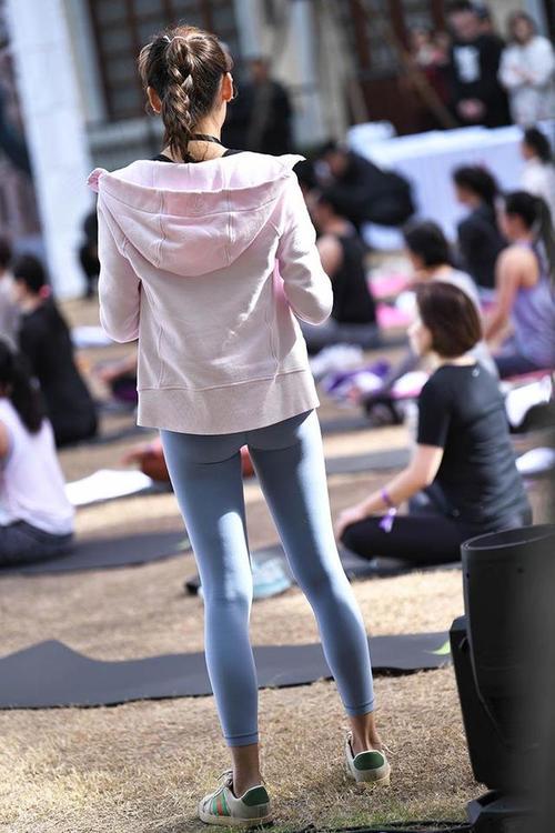 图片[2]-在广场看热闹的瑜伽裤女人-多米街拍