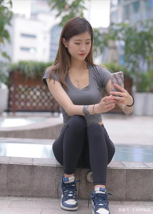 有小虎牙非常甜美的瑜伽裤女孩-多米街拍