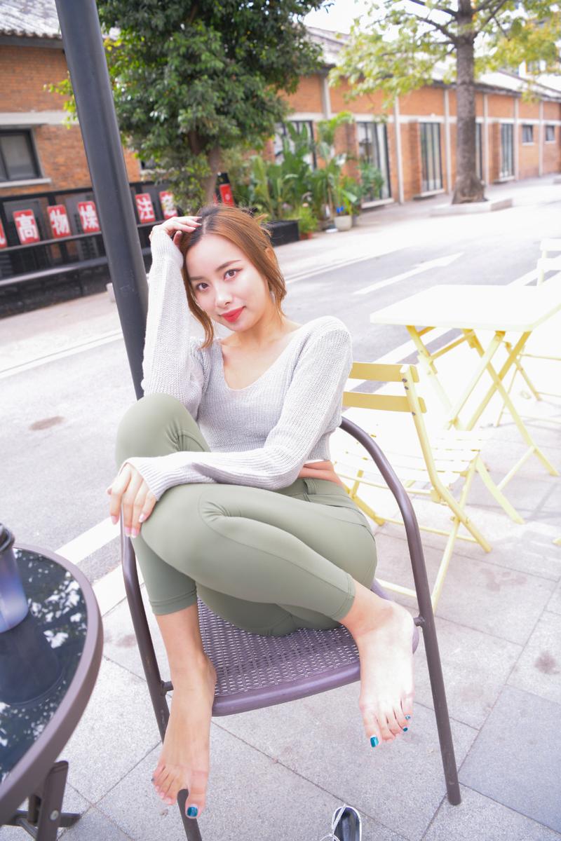 图片[3]-非常可爱的瑜伽裤女孩坐在凳子上 J1520 998P1V-26.5GB-多米街拍