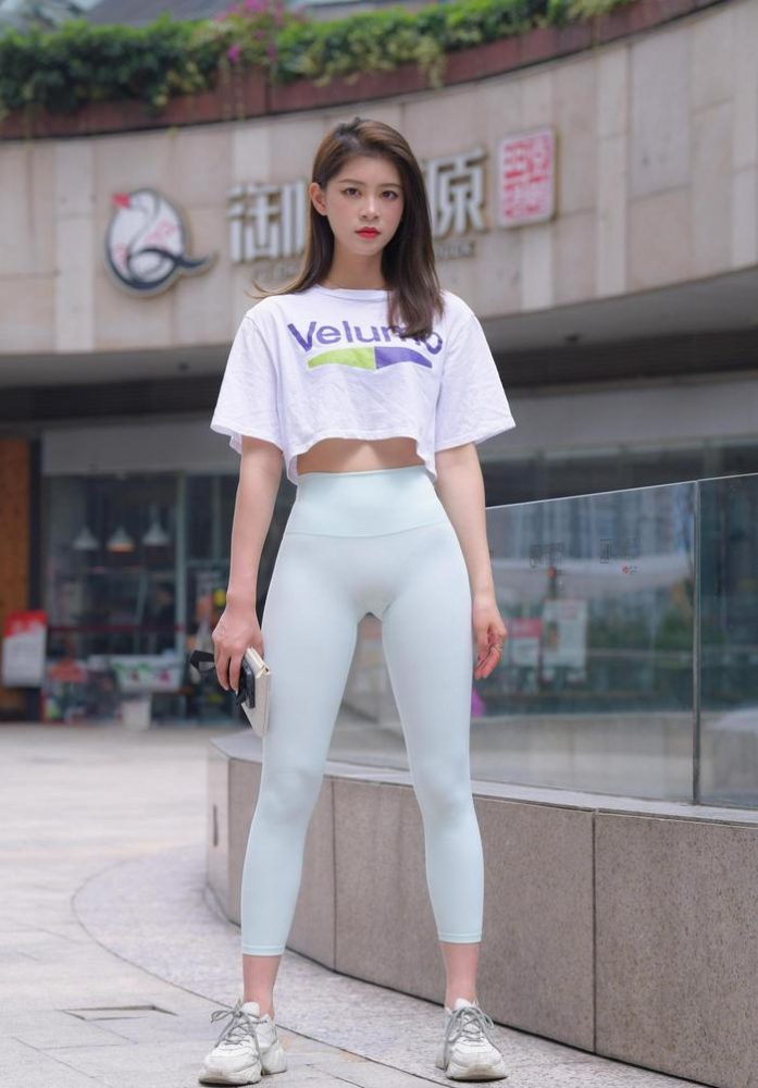 这个瑜伽裤女孩真的很漂亮 J1960 815P1V-28.9GB-多米街拍