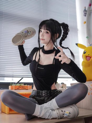 图片[10]-牛仔热裤+灰丝姑娘玩自拍-多米街拍