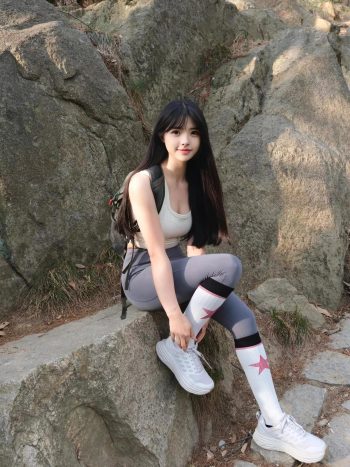 图片[7]-爱爬山的瑜伽裤MM，太甜美了！~-多米街拍