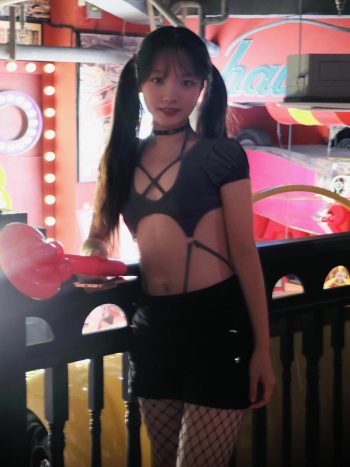 图片[2]-网格丝袜的清纯双马尾小姑娘-多米街拍