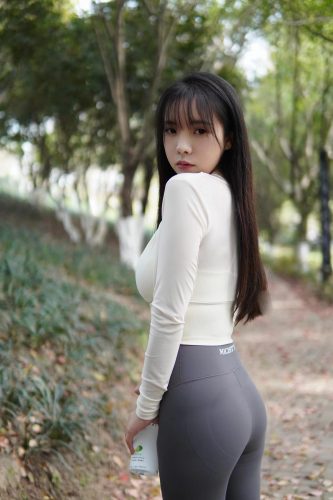 图片[9]-穿瑜伽裤爬山的长发少女-多米街拍