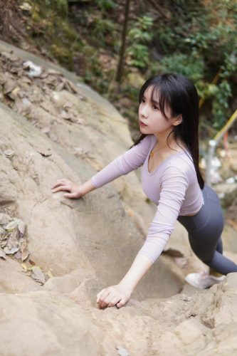 图片[8]-穿瑜伽裤爬山的长发少女-多米街拍