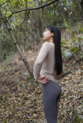 图片[5]-穿瑜伽裤爬山的长发少女-多米街拍