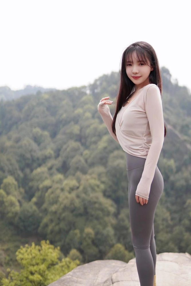 穿瑜伽裤爬山的长发少女-多米街拍