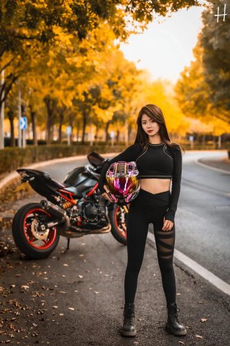 图片[1]-骑摩托车的瑜伽裤美女身材太好了！-多米街拍