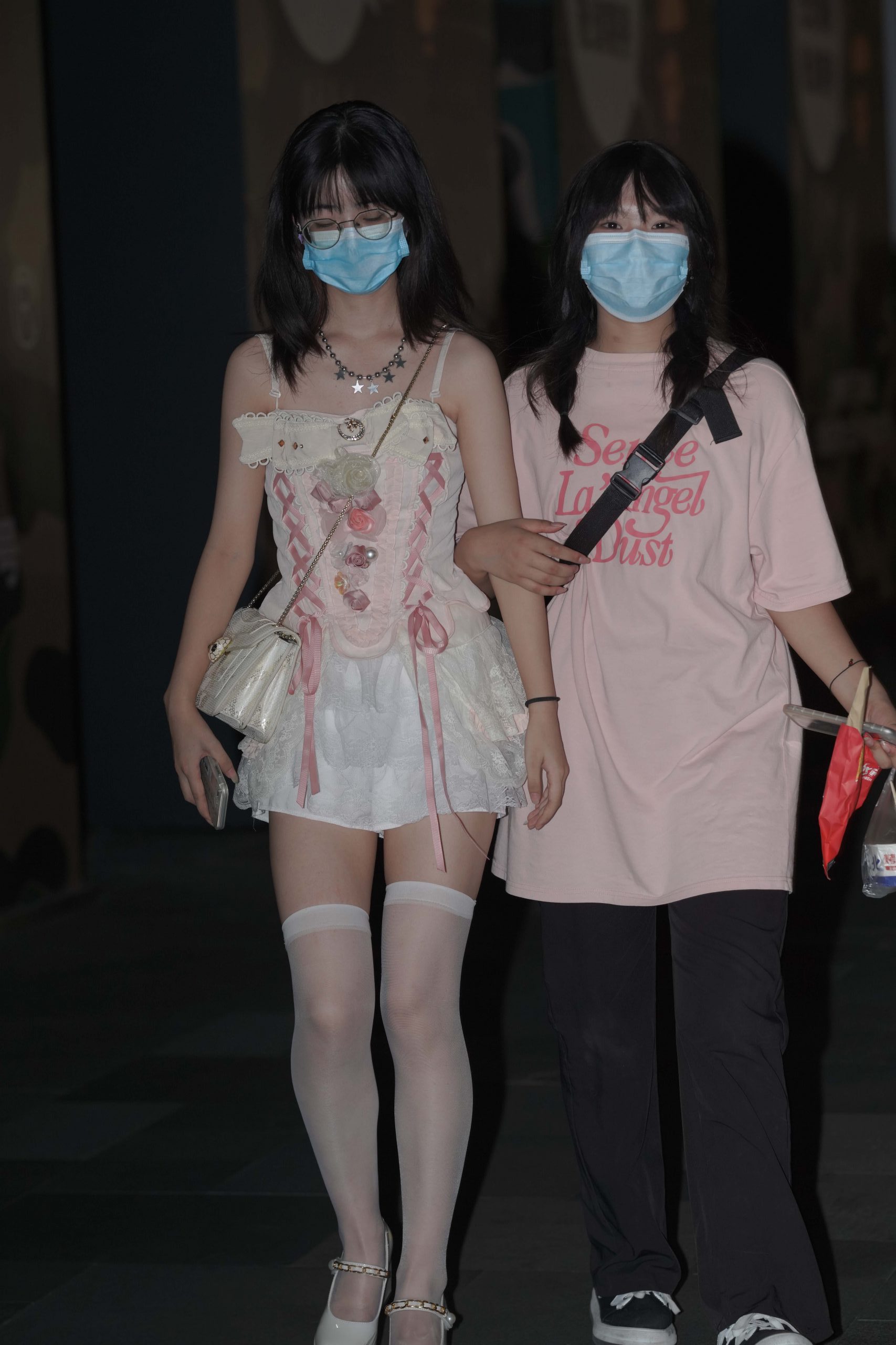 图片[1]-正在逛街的粉色连衣裙妹子【76P】YA6443-多米街拍