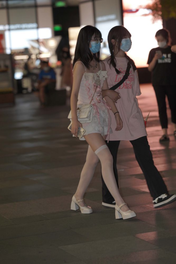 正在逛街的粉色连衣裙妹子【76P】YA6443-多米街拍