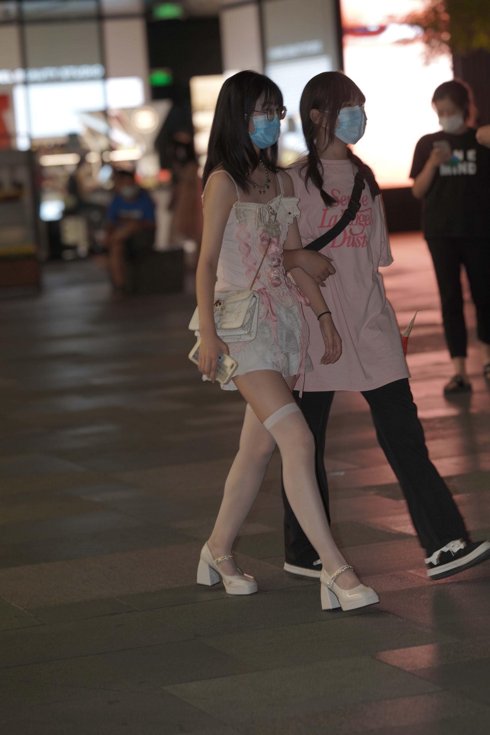 图片[2]-正在逛街的粉色连衣裙妹子【76P】YA6443-多米街拍