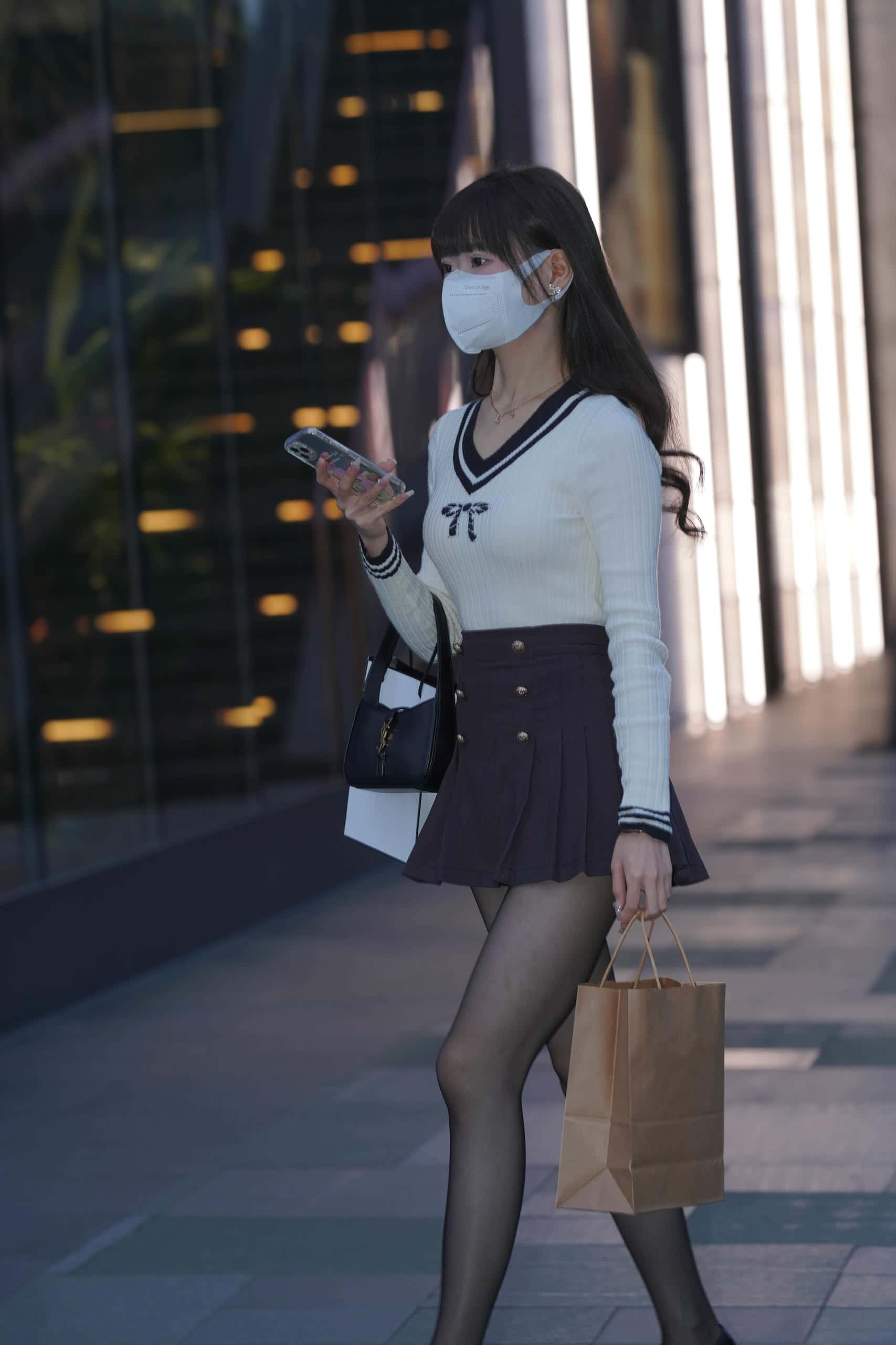 图片[1]-戴口罩的娇小短裙妹子【246P】C6142-多米街拍