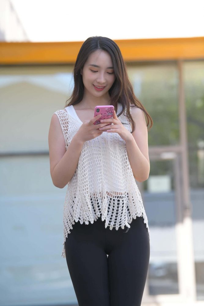 阳光下玩自拍的瑜伽裤姑娘【656P】J3341-多米街拍