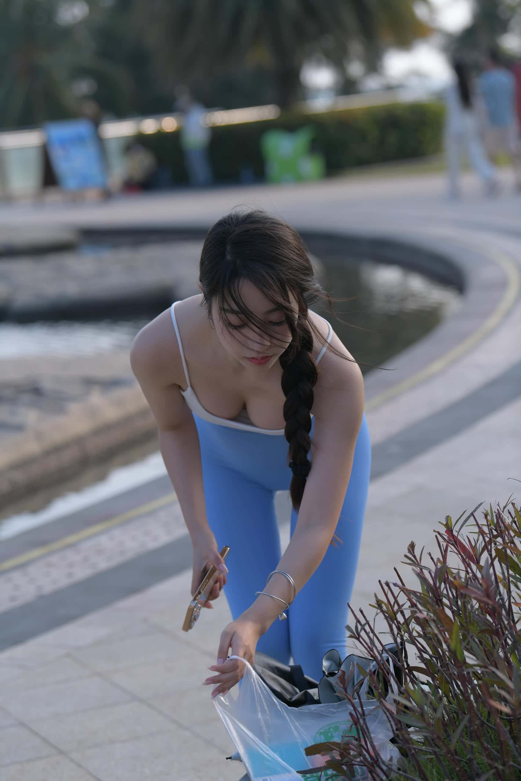 图片[1]-出门游玩的蓝色瑜伽裤妹子【591P】J6087-多米街拍