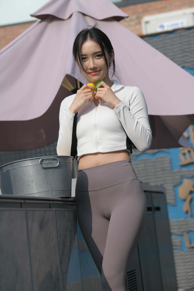 又飒又美的紫色瑜伽裤姑娘【701P】J8165-多米街拍