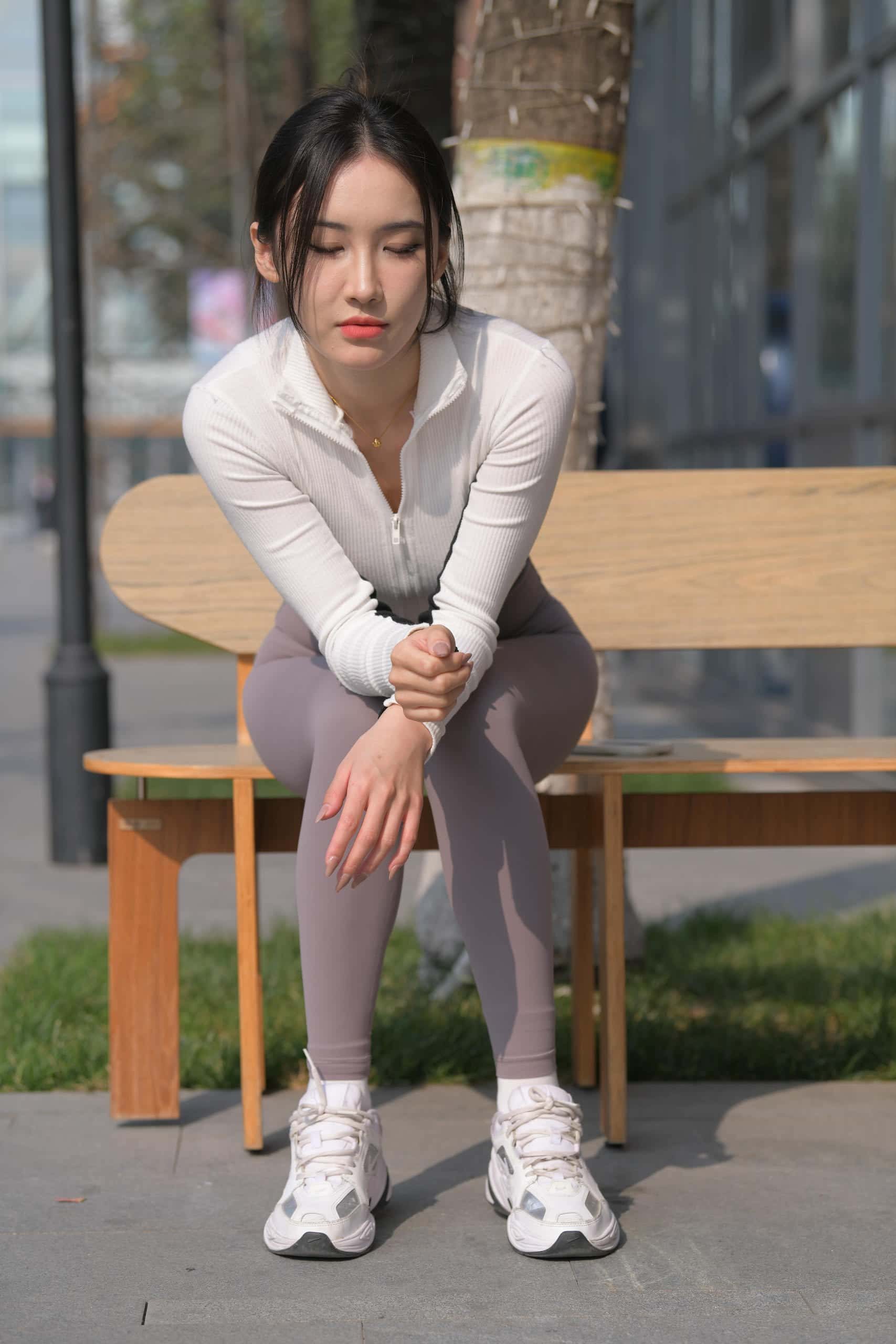 图片[3]-又飒又美的紫色瑜伽裤姑娘【701P】J8165-多米街拍