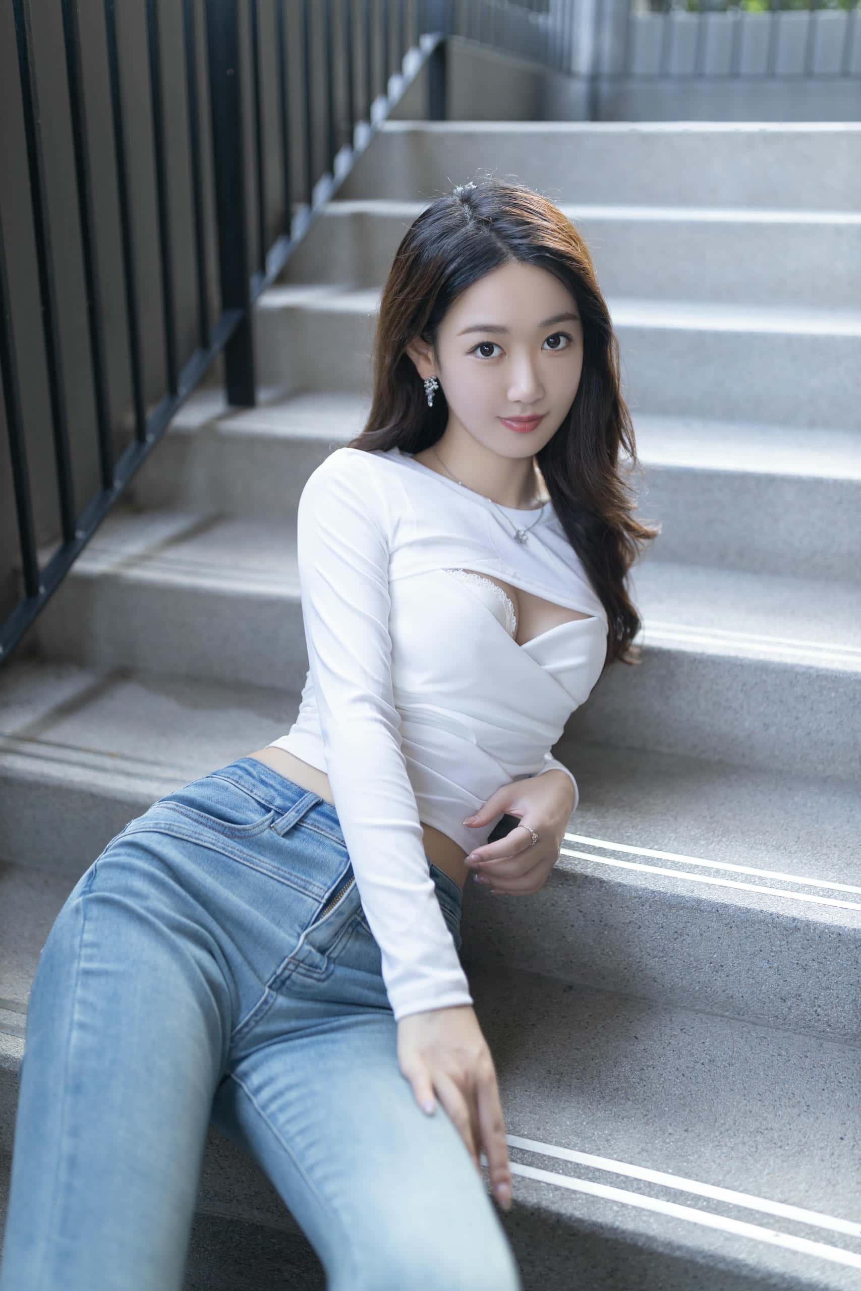 图片[1]-唐安琪 – 户外牛仔裤写真 【40P】P25226-多米街拍