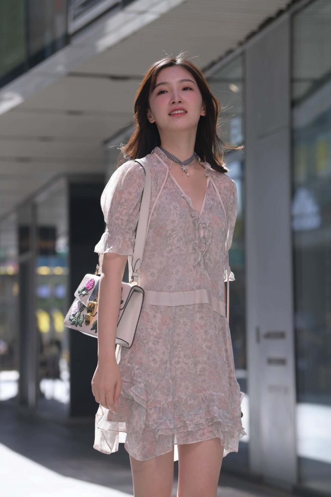 笑容甜美的连衣裙姑娘【24P】J1814-多米街拍