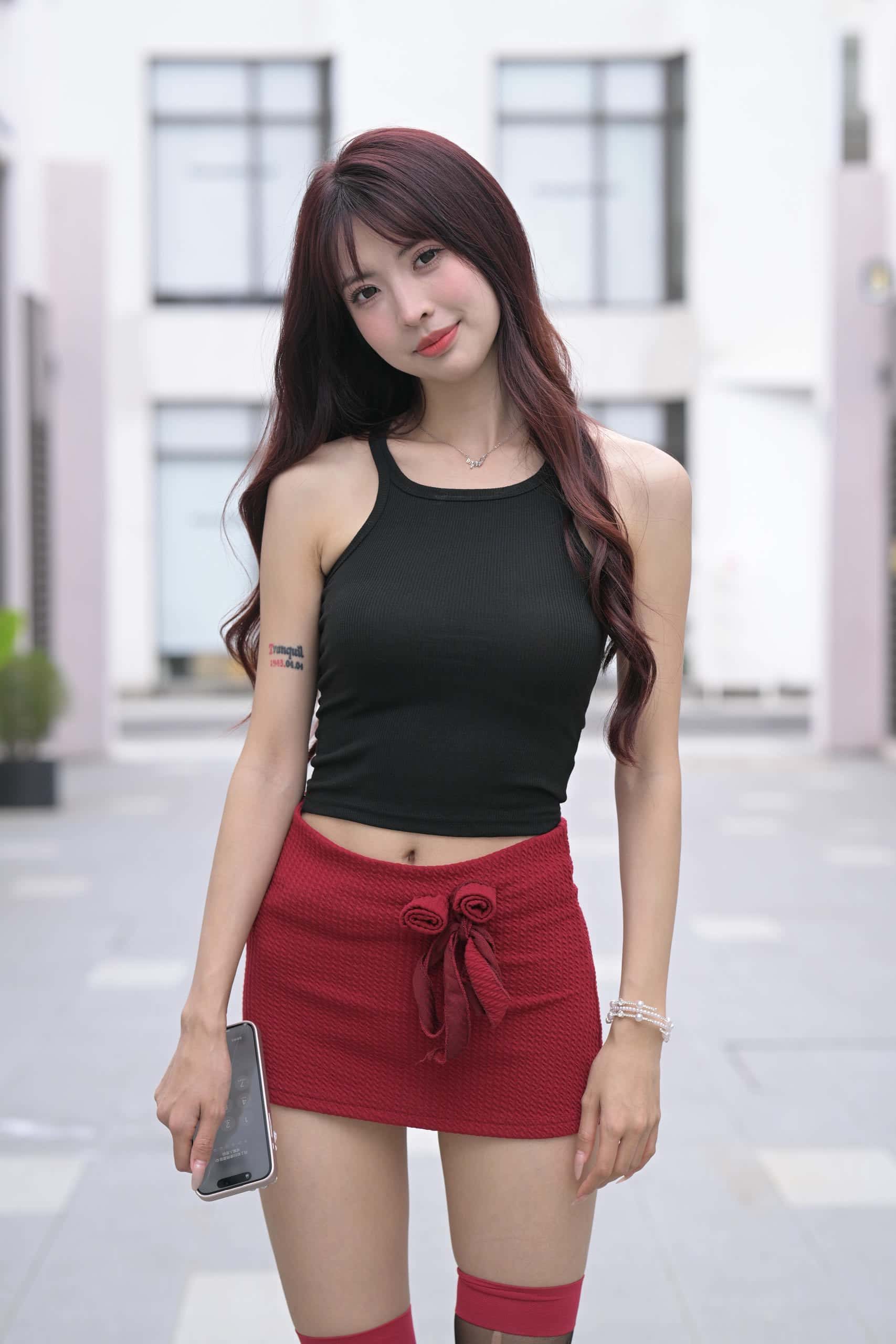 图片[5]-穿红色短裙黑丝的软甜少女【870P】J8145-多米街拍