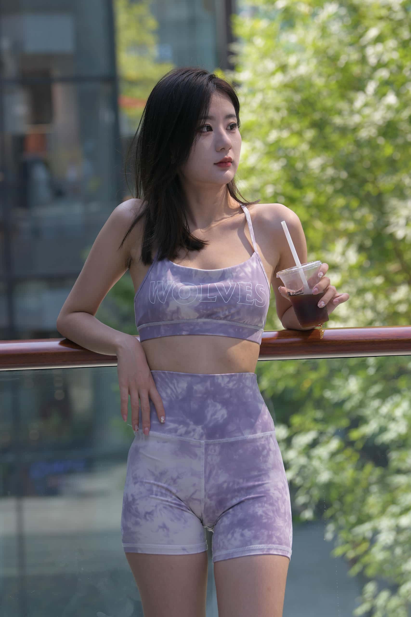 图片[3]-紫粉扎染紧身短裤美眉 【648P】J8295-多米街拍