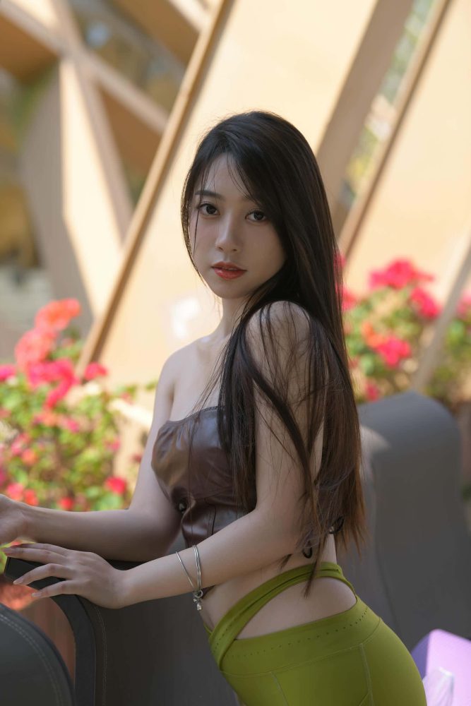 穿绿色瑜伽裤的女孩【669P】P213-多米街拍