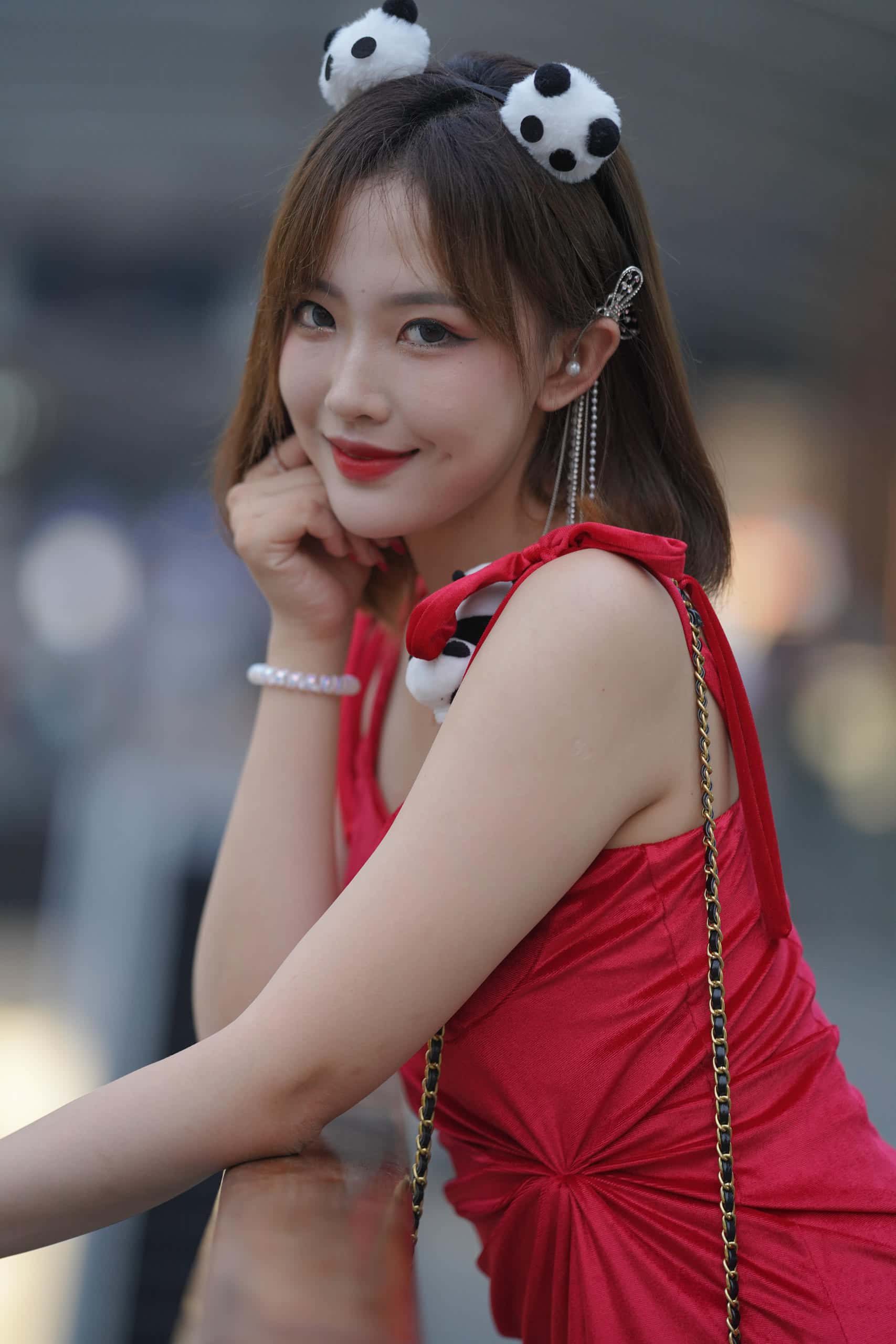 图片[1]-P4187 亮眼红色吊带裙 【352P】-多米街拍
