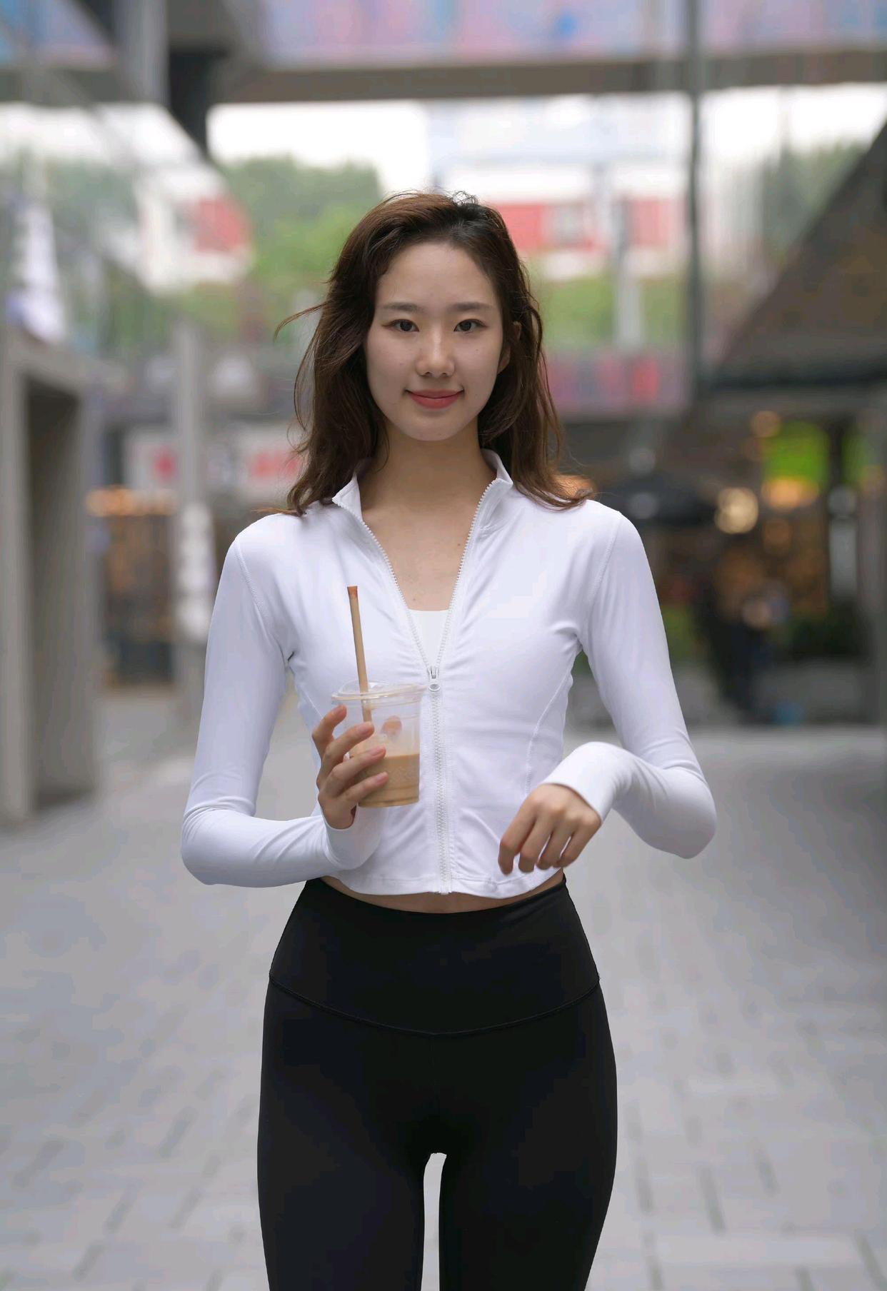 图片[1]-像刘亦菲的黑色瑜伽裤女孩J2237 340P1V-14.8GB-多米街拍